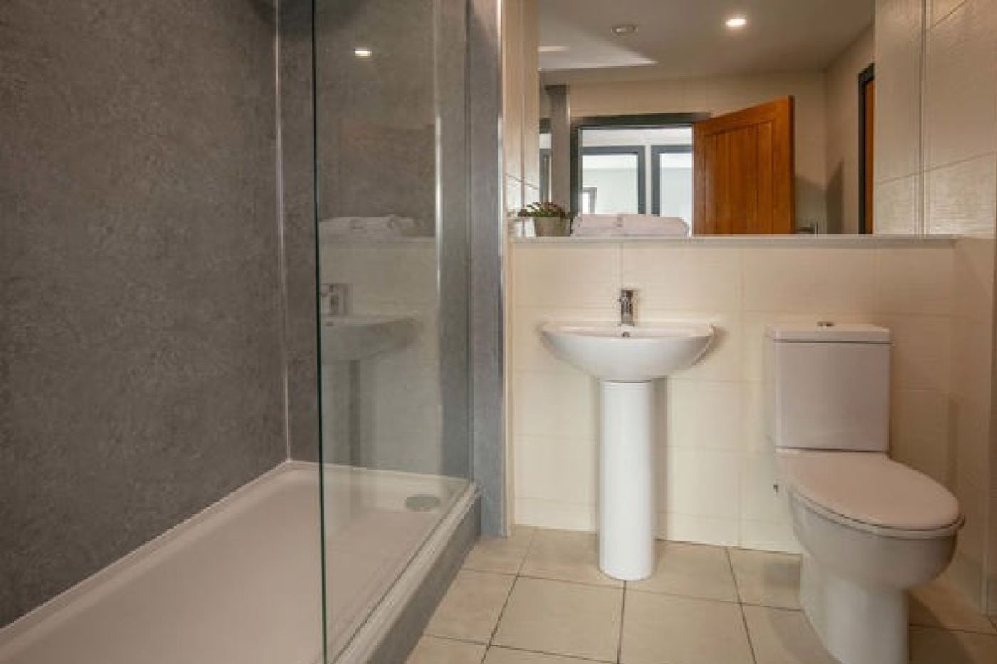 Dockside Aparthotel Bw Signature Collection-United Kingdom-Liverpool-Room-10