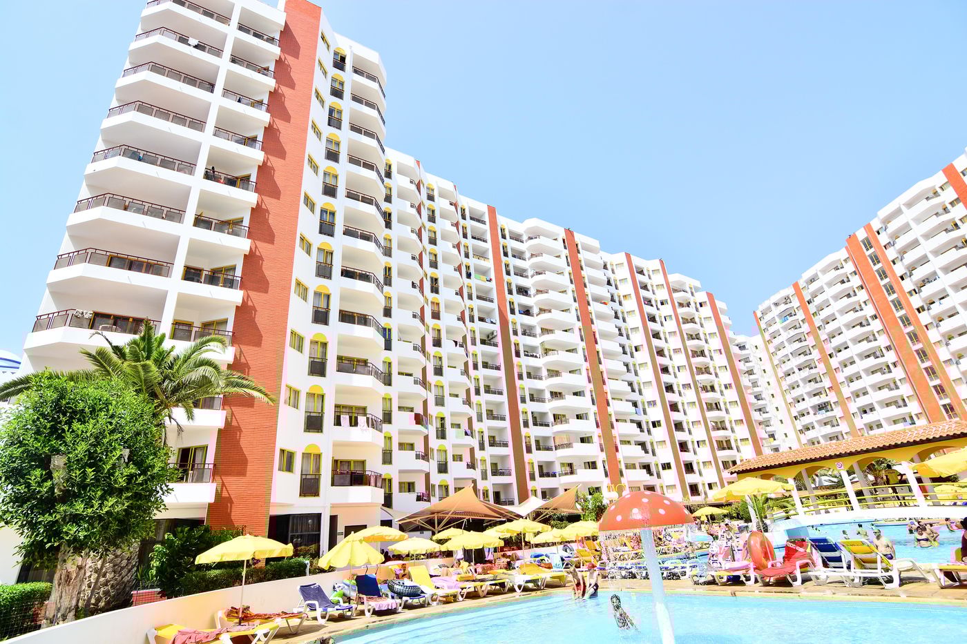 Clube-Praia-da-Rocha-Pool-1