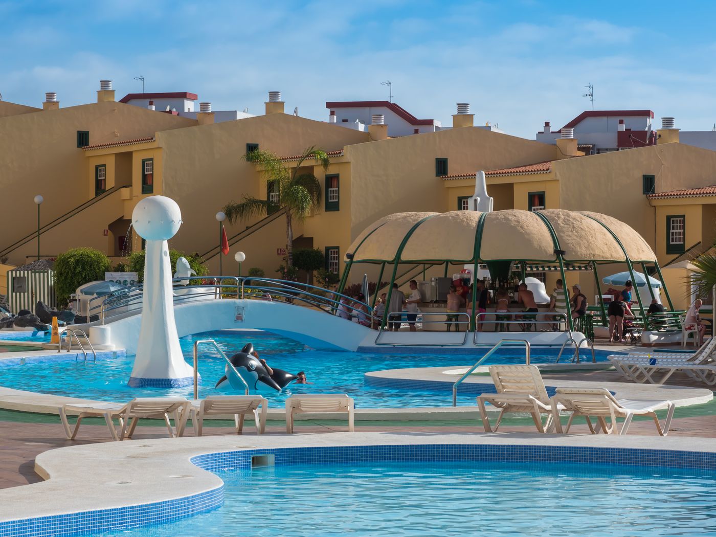 Laguna-Park-I-Pool-2