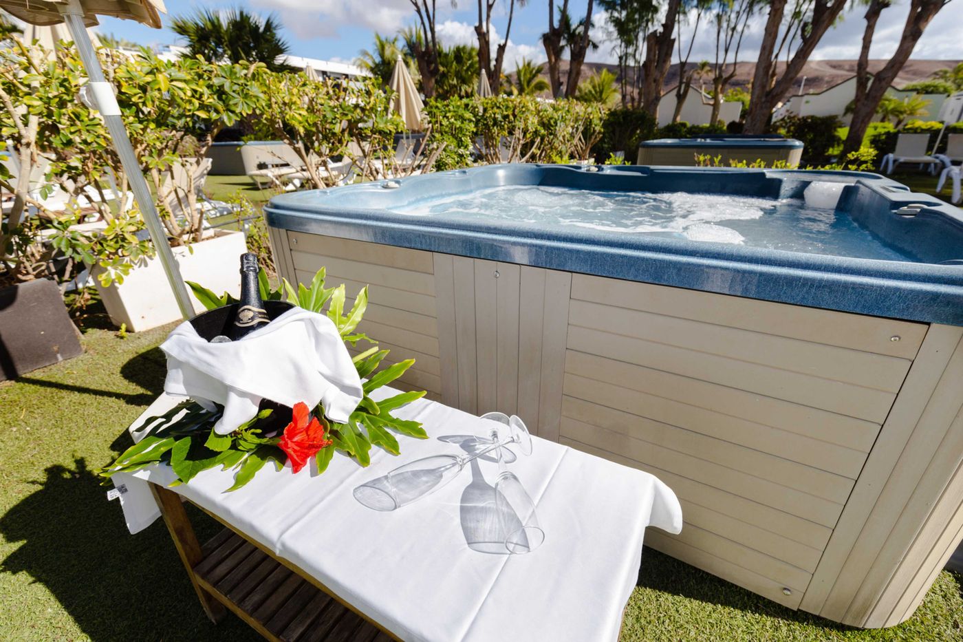 R2 Romantic Fantasia Dreams & Suites Hotel