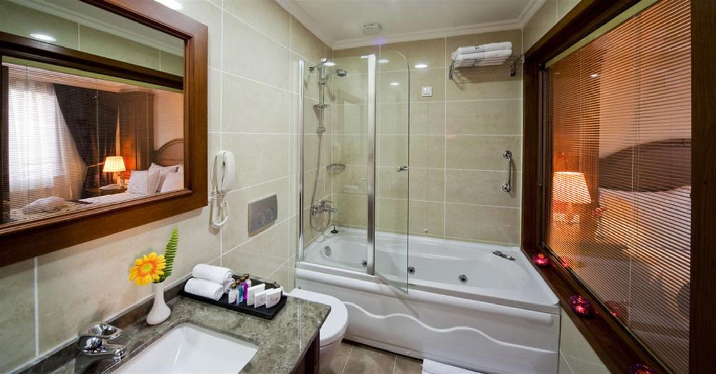 Glk-Premier-The-Home-Suites---Spa-Room-14