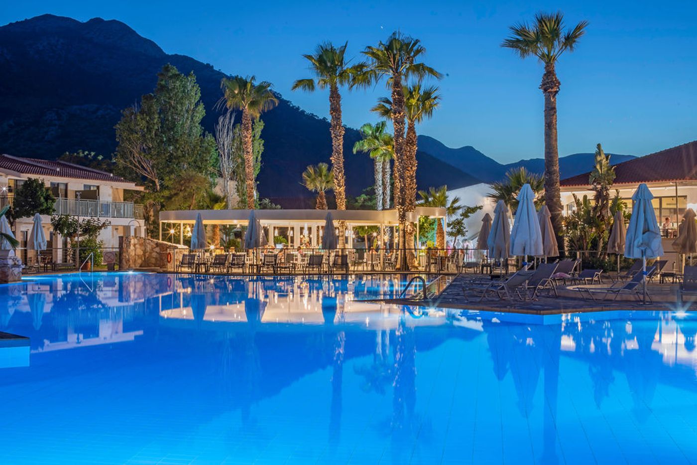 Golden-Coast-Hotel-and-Bungalows-Bar-3