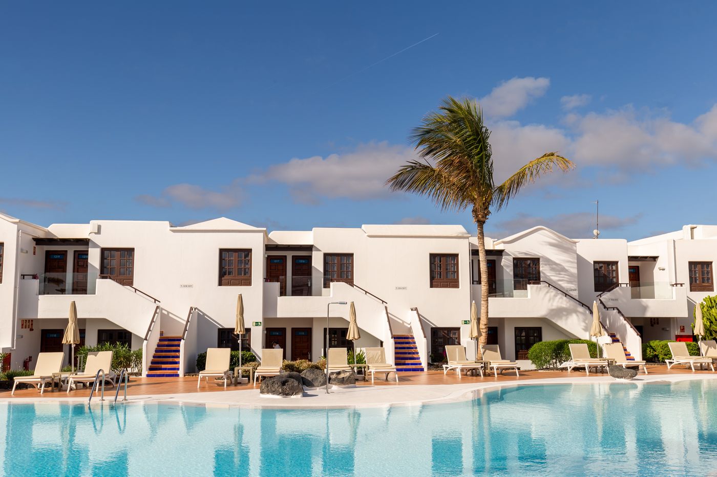 R2-Bahia-Kontiki-Beach-Aparthotel-Pool-1