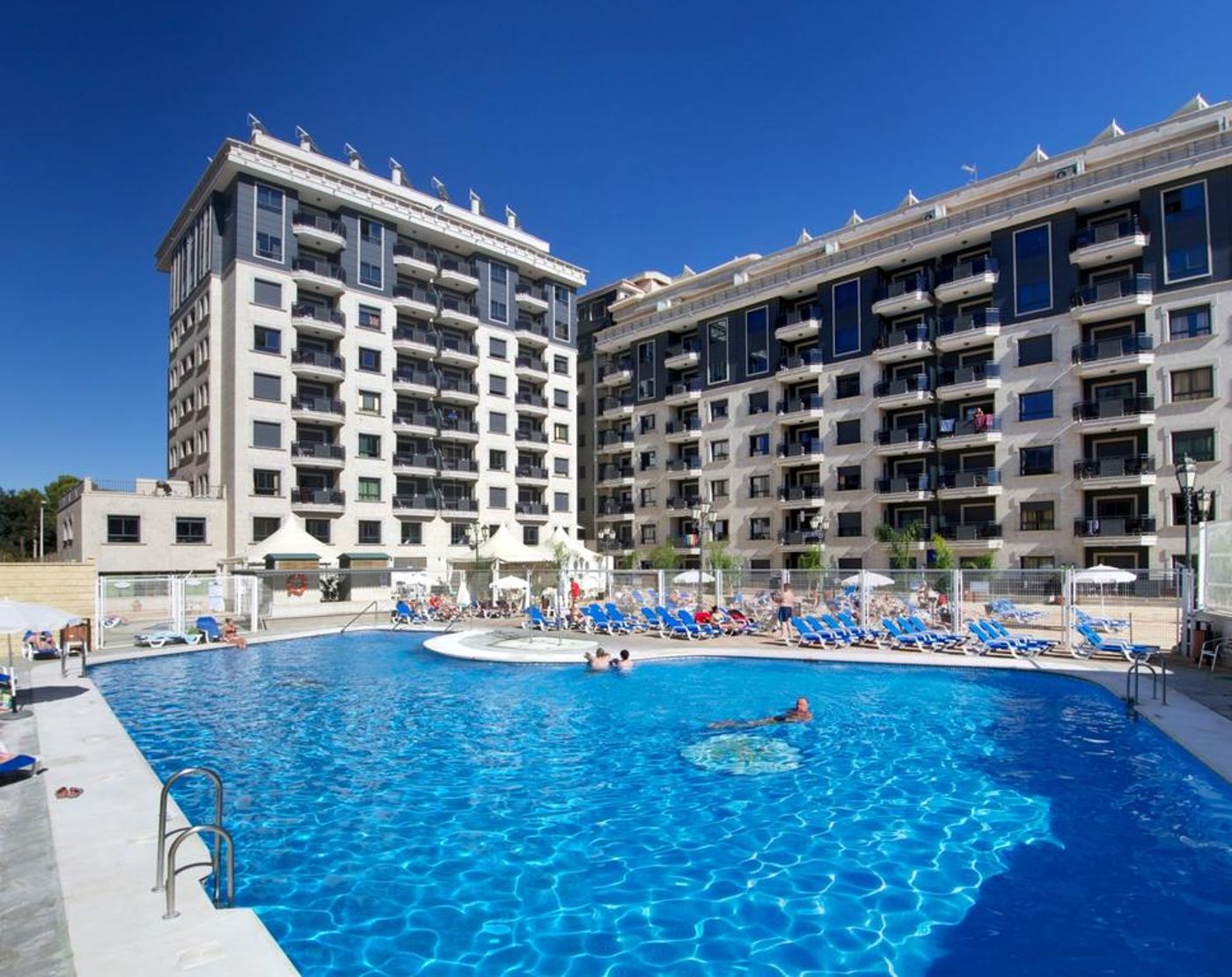 Apartamentos-Nuria-Sol-Pool-5