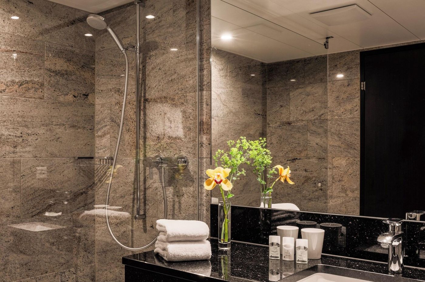 Hotel Astoria-Switzerland-LUZERN-Room-6