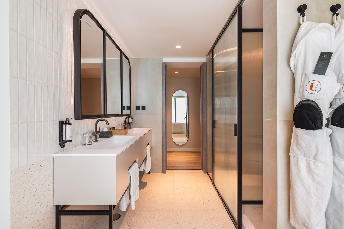 Luster-Hotel-Room-40