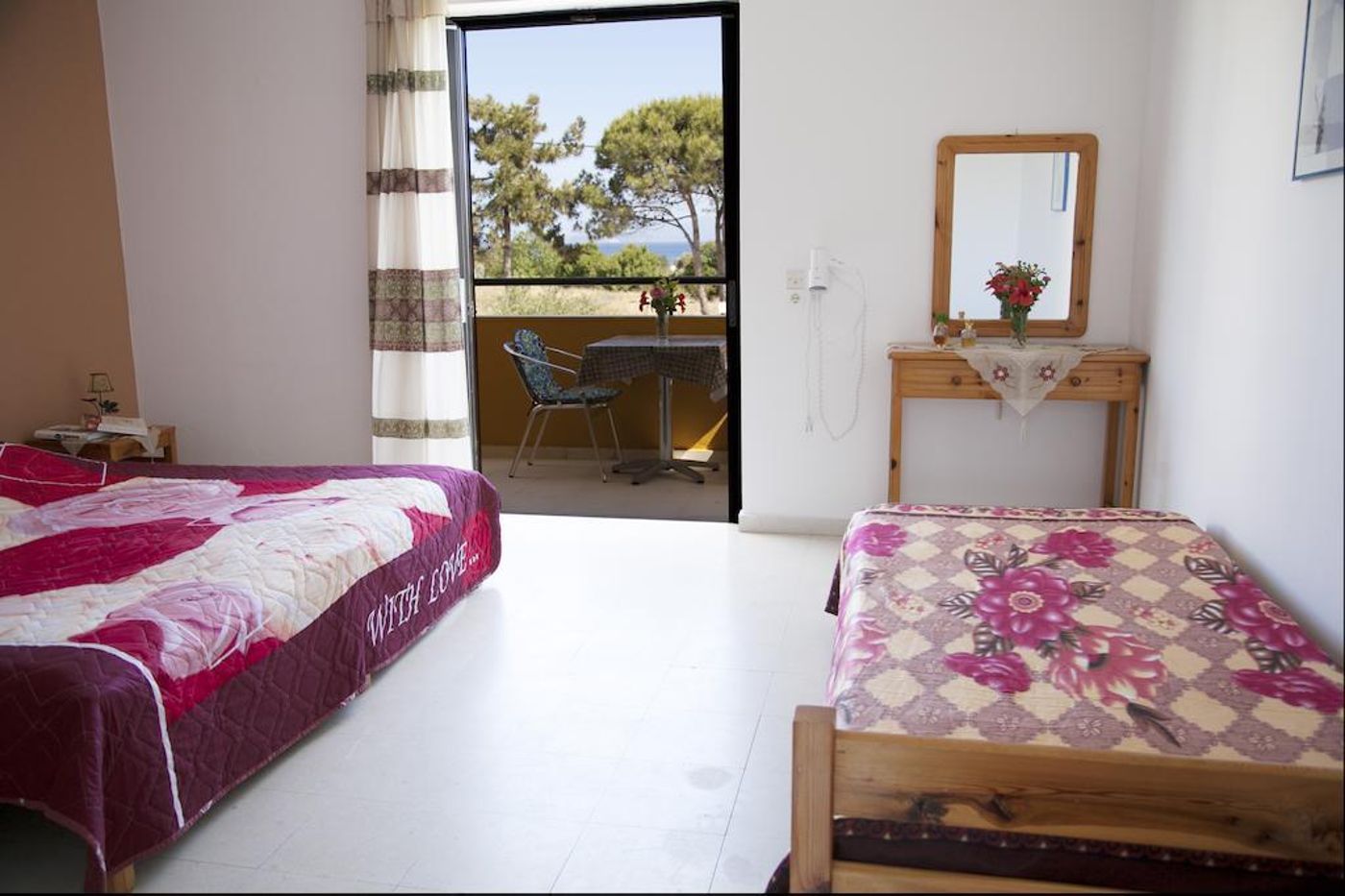 Manolis-Studios-Room-21