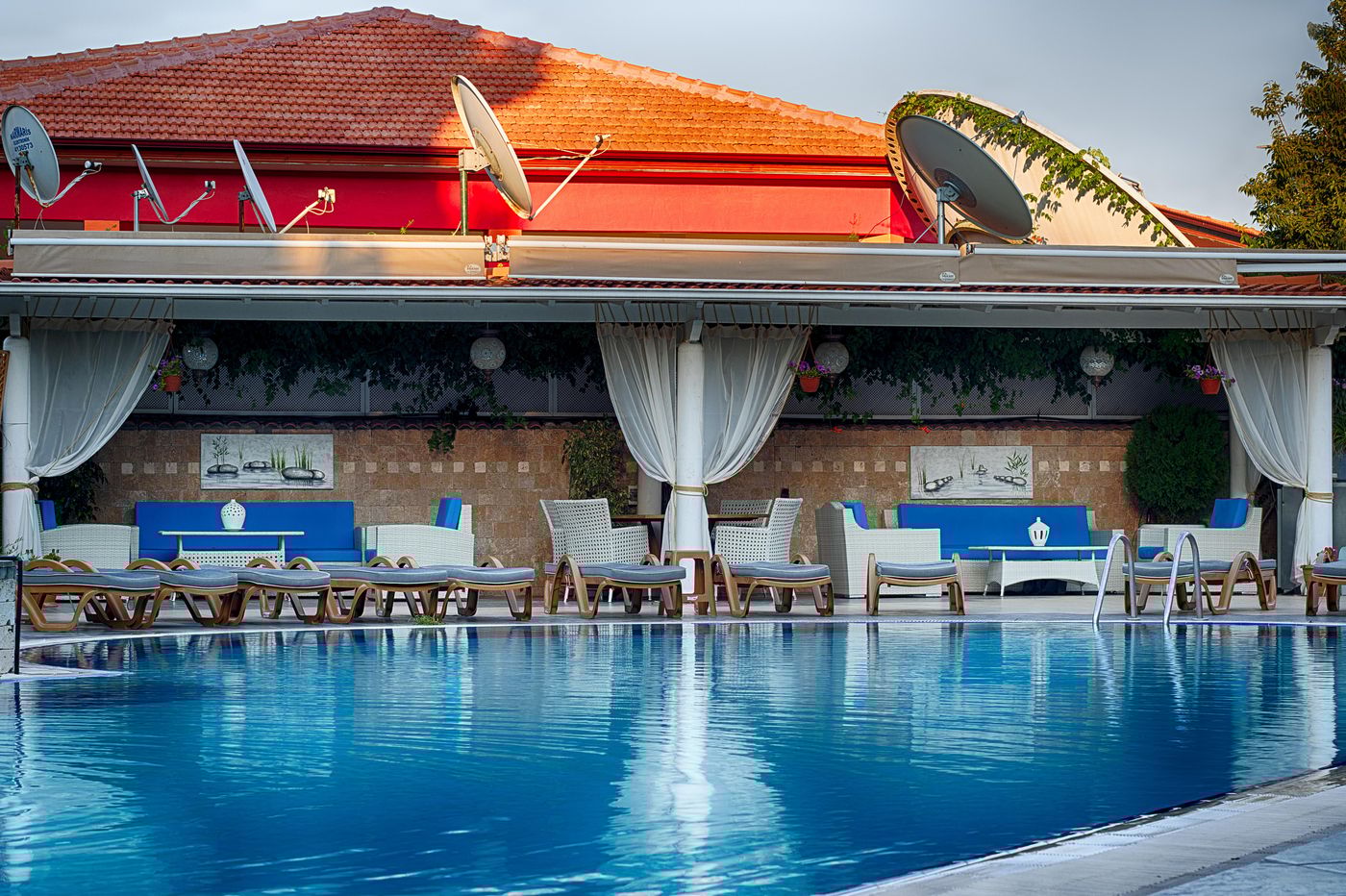 Romance-Beach-Pool-4