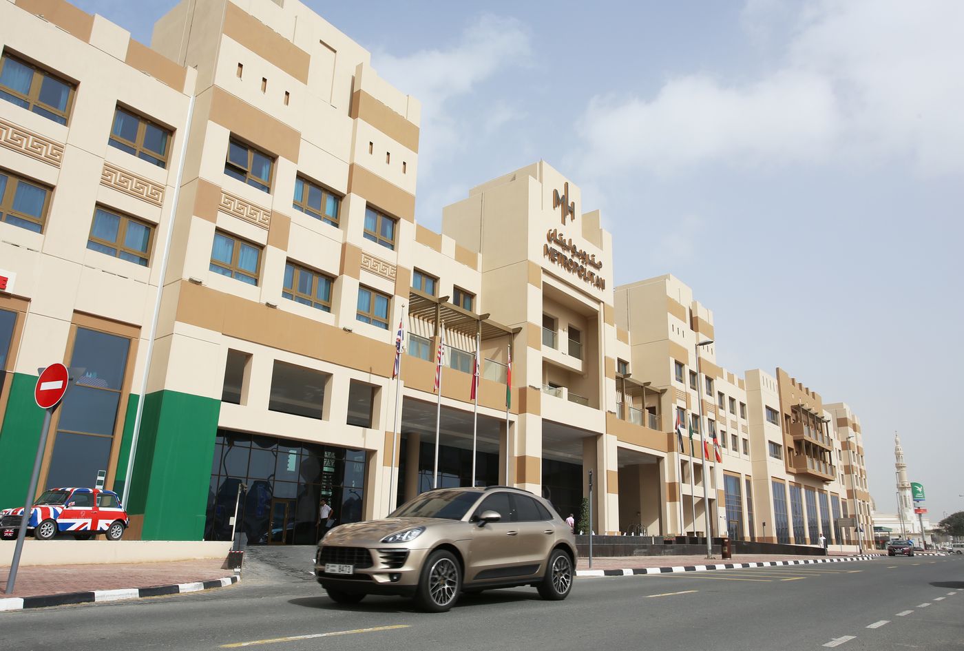 Metropolitan-Hotel-on-Sheikh-Zayed-Road-Dubai-General-view-11