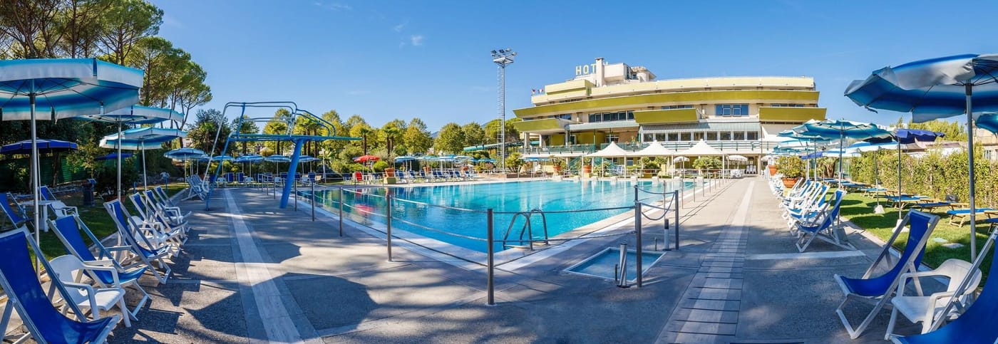 Country-Club-Pool-41