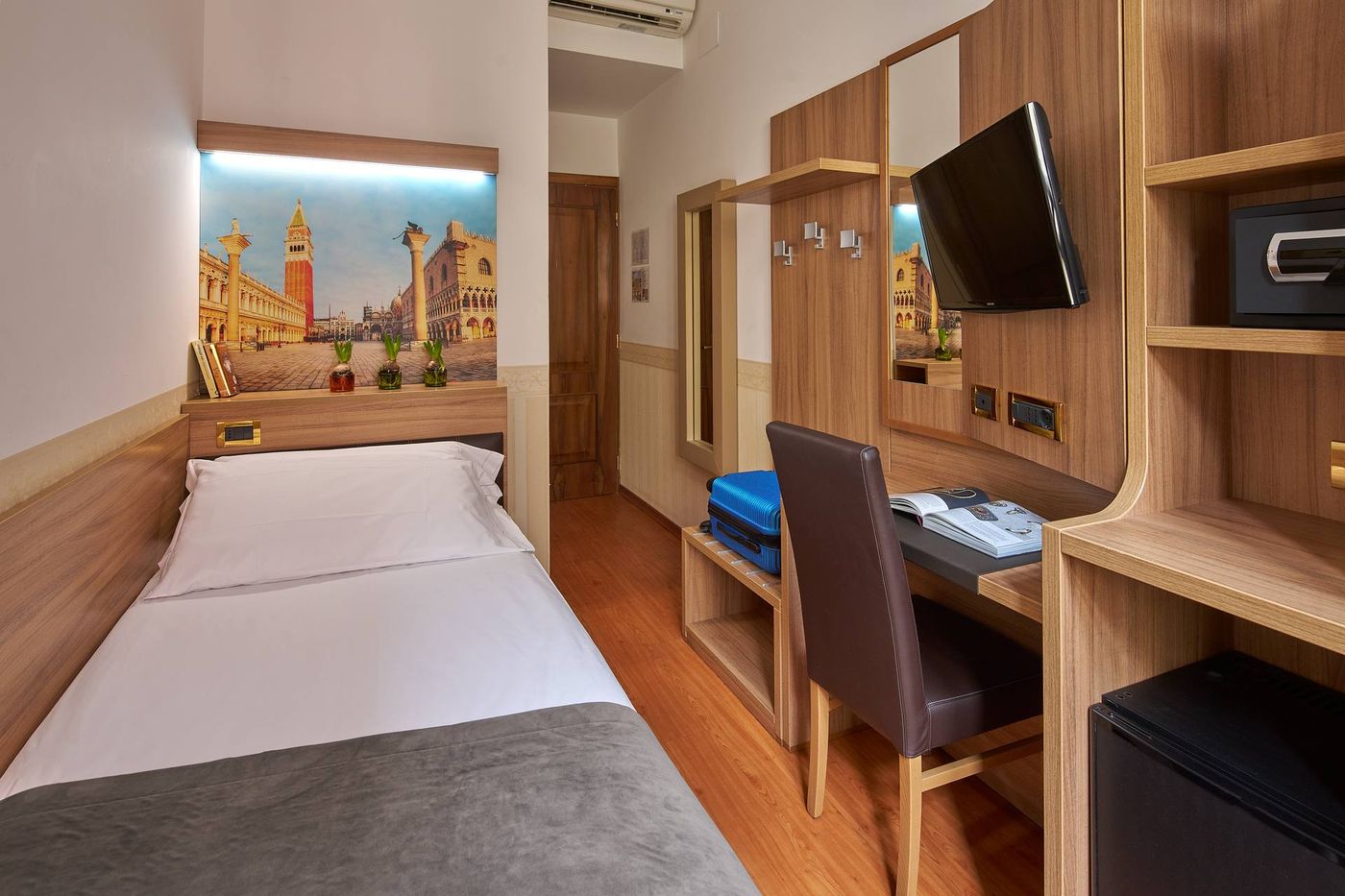 Unahotels-Ala-Venezia--Adults-16--Room-3