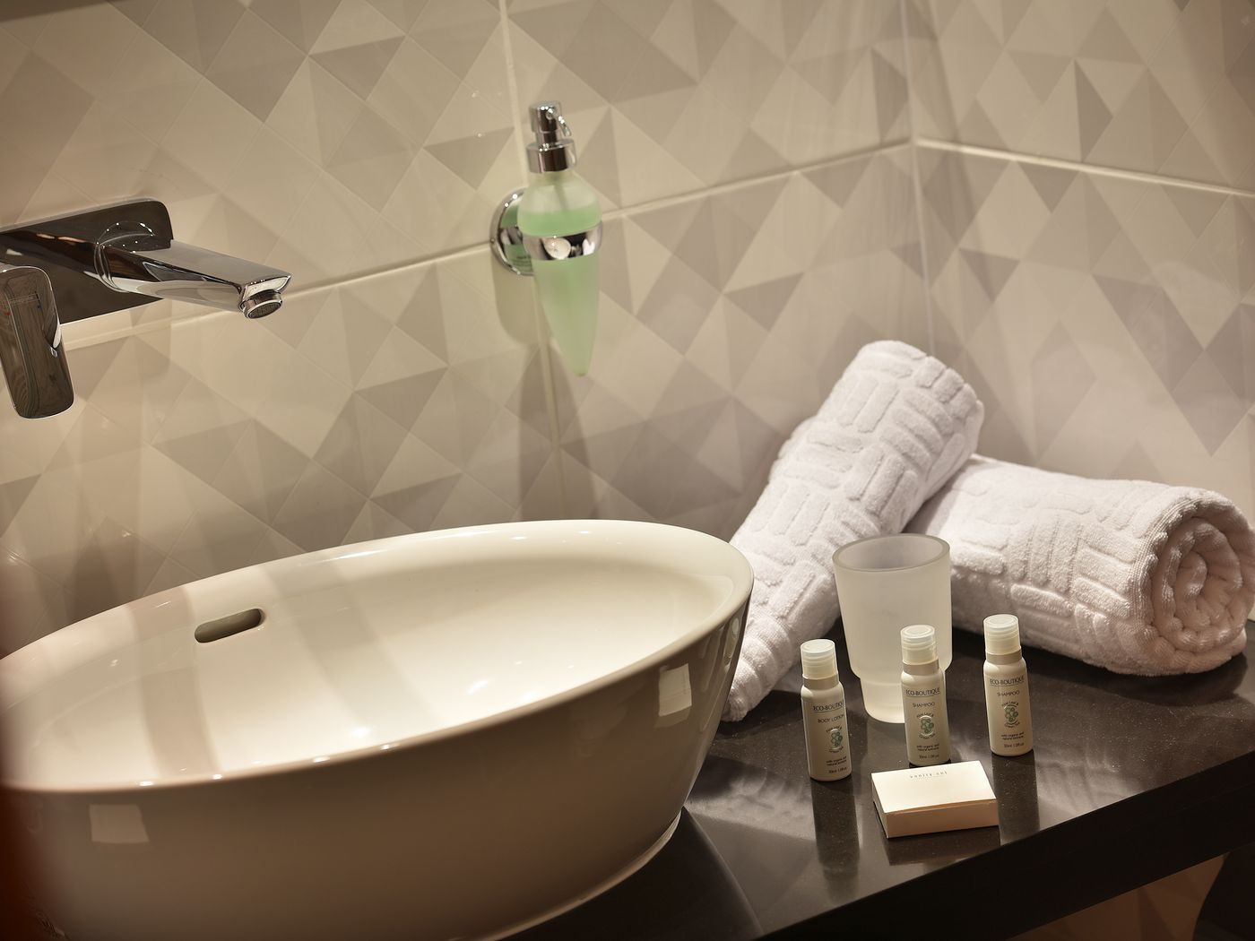 Ramada-Airport-Prague-Room-16