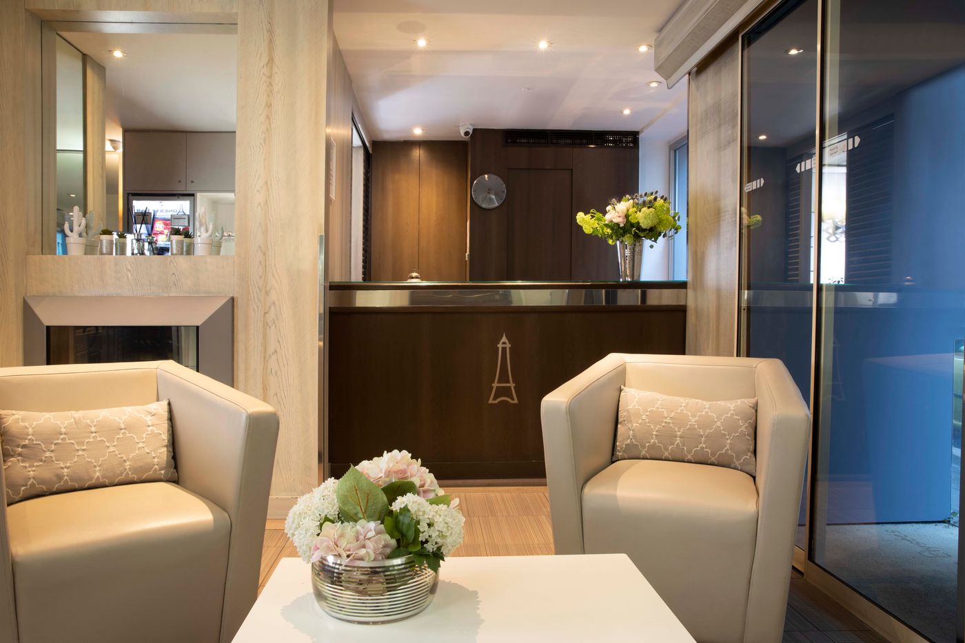 Longchamp-Elysees-Lobby-4