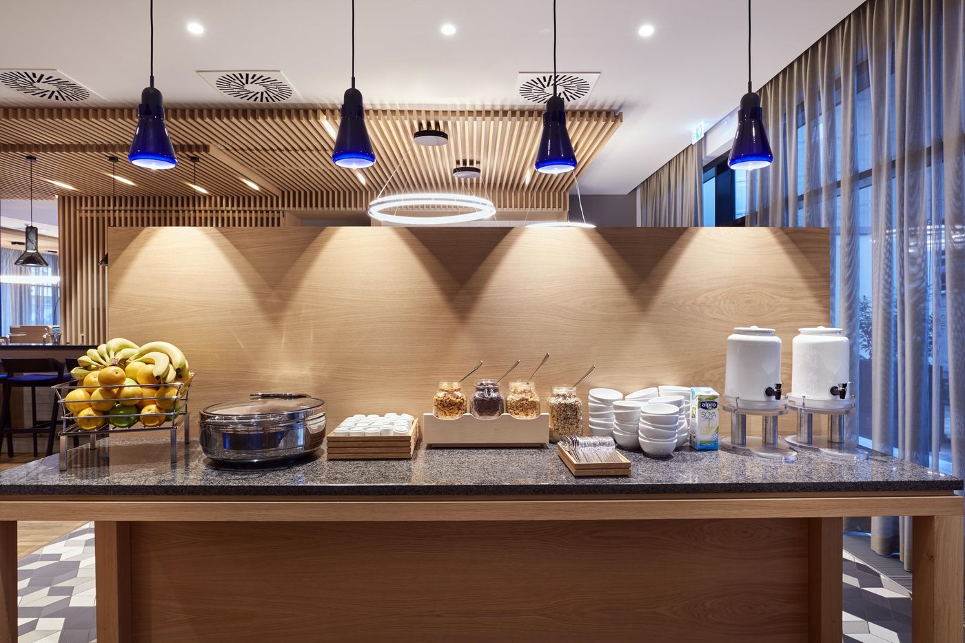 Holiday-Inn-Express-Berlin-Alexanderplatz-Restaurant-32