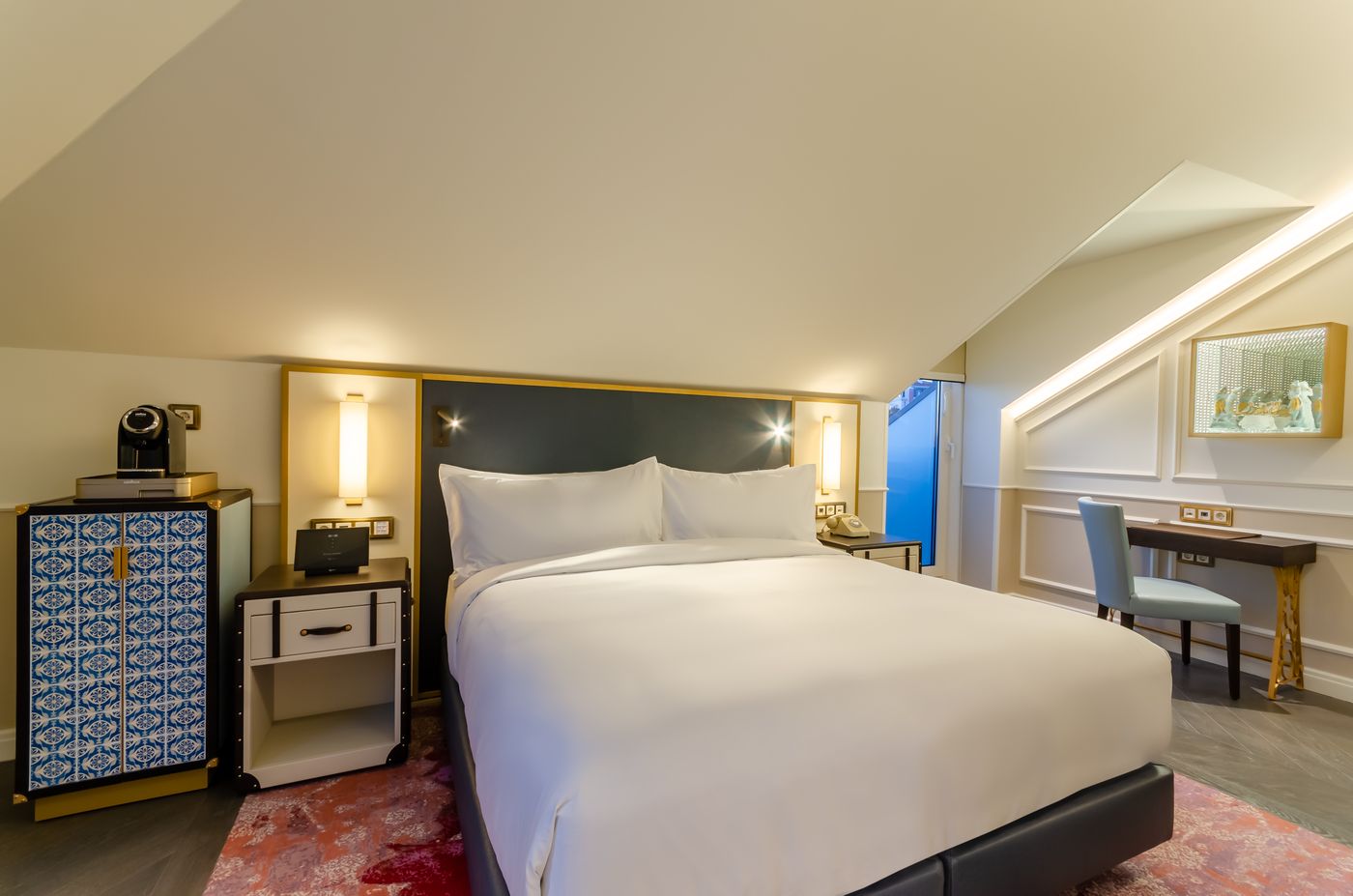 The-Emerald-House-Lisbon--Curio-Collection-by-Hilt-Room-27