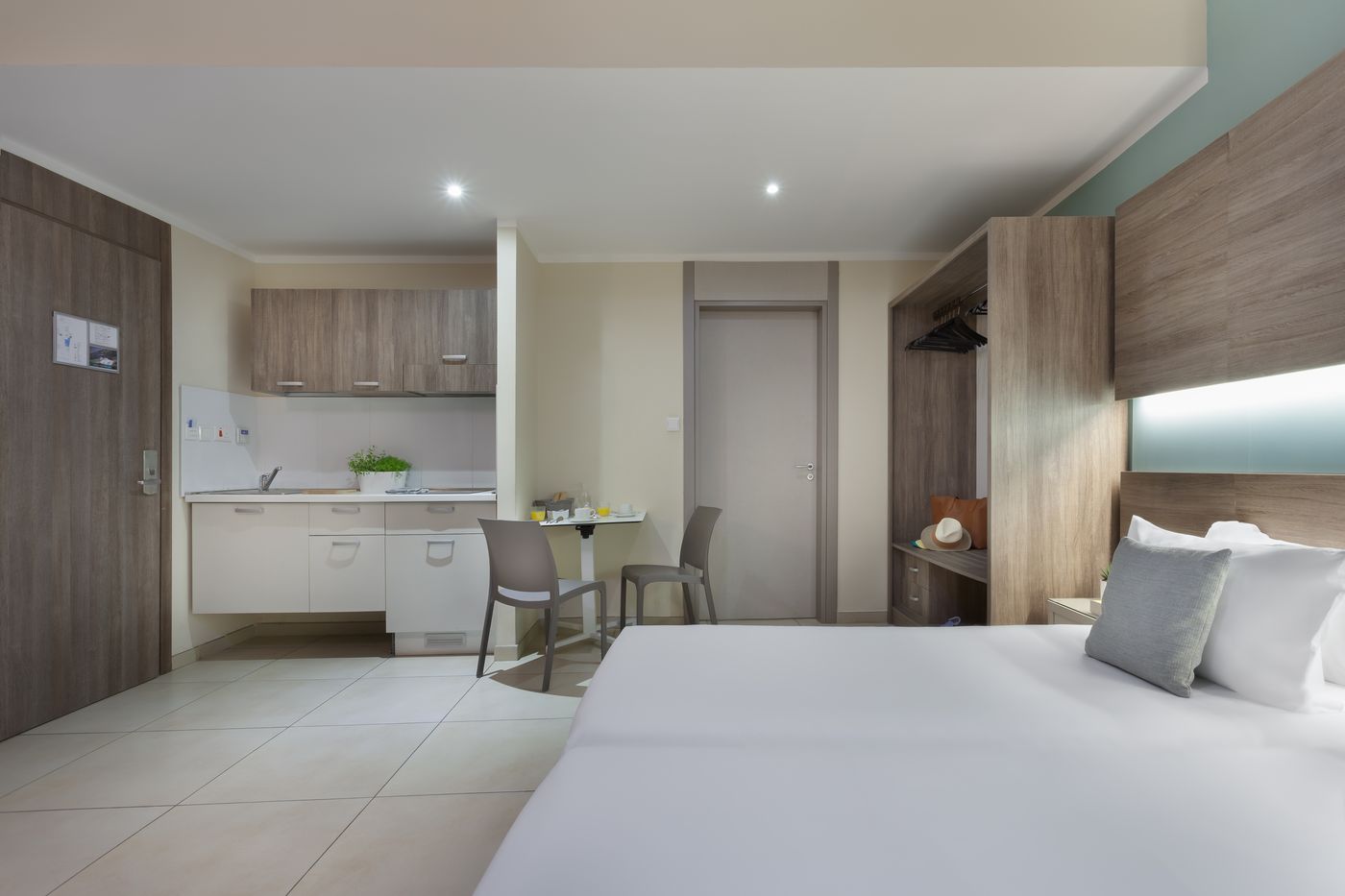 Hotel-115-The-Strand-Hotel-and-Suites-Room-18