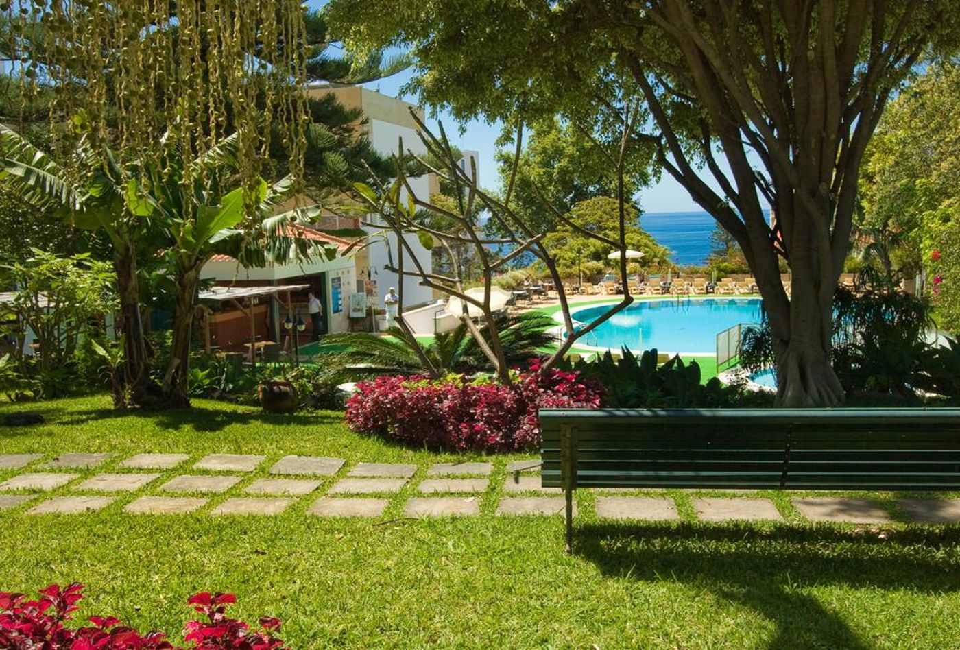 Girassol---Suite-Hotel-Pool-2