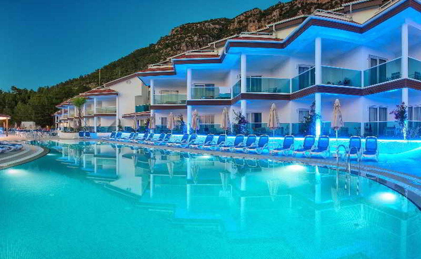 Garcia-Resort---Spa-Pool-8