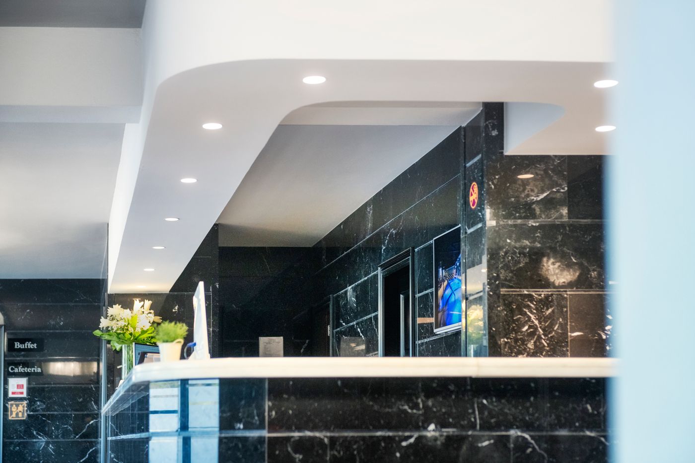 Salles-Hotel-Aeroport-de-Girona-Lobby-34