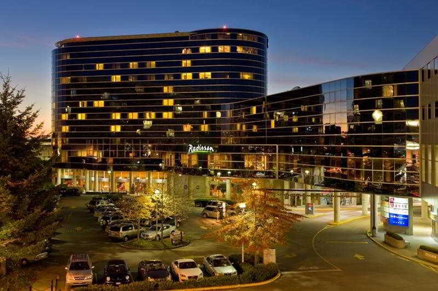 Radisson-Hotel-Vancouver-Airport-General-view-9