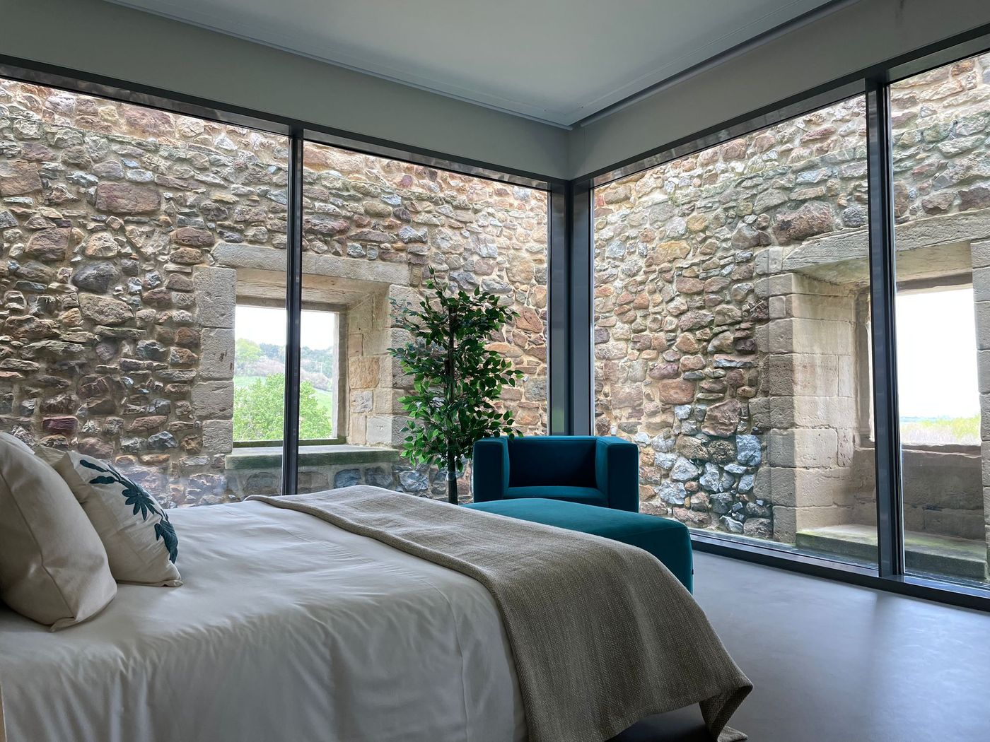 Pico Velasco-Spain-Carasa, Voto-Room-9