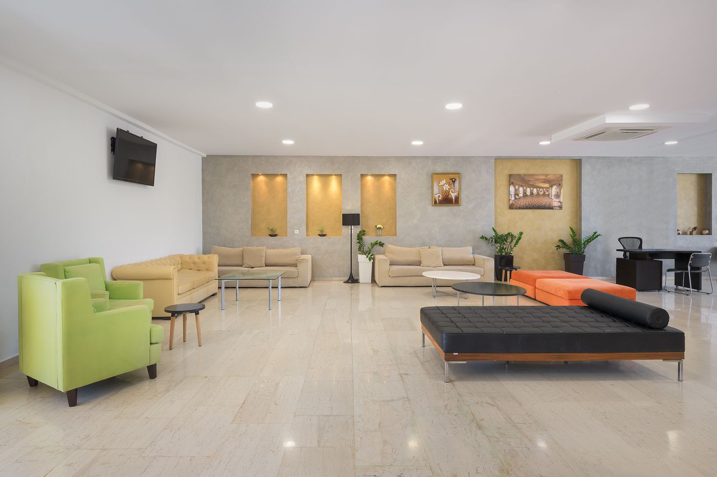 Olive-Garden-Lobby-34