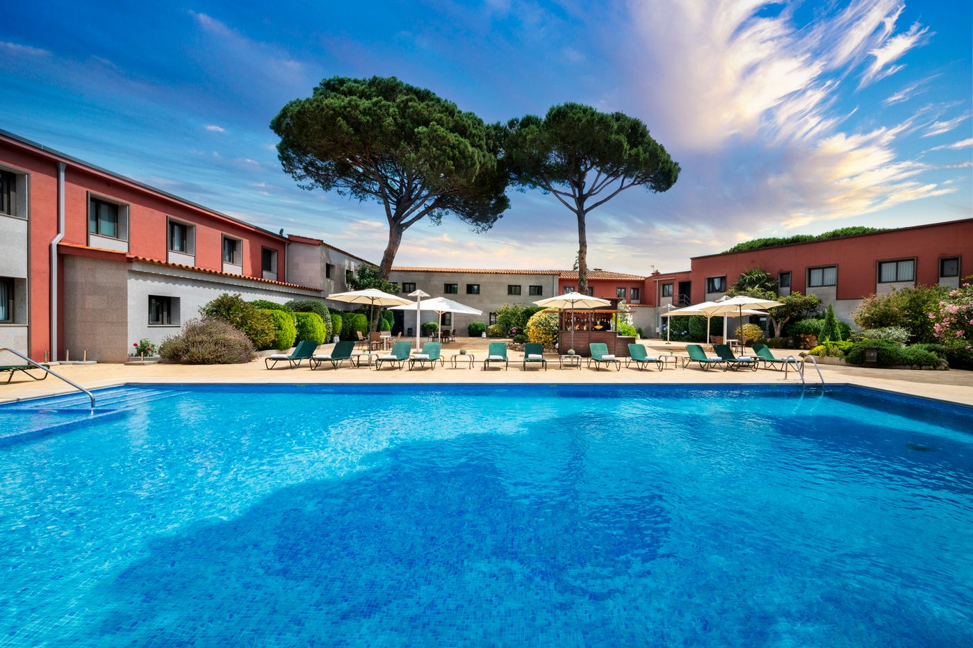 Salles-Hotel-Aeroport-de-Girona-Pool-1
