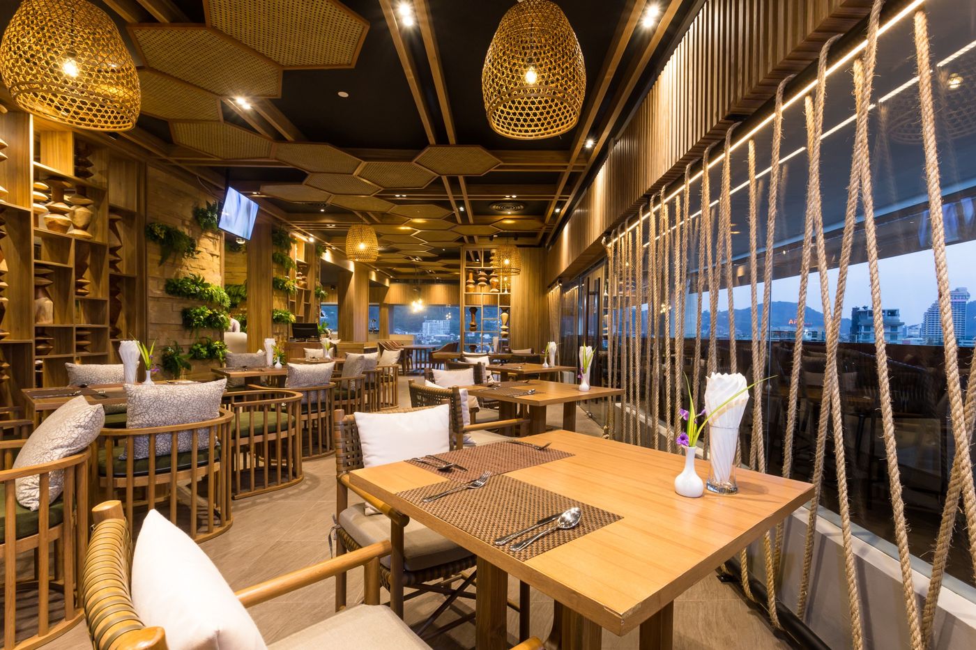 Oakwood-Hotel-Journeyhub-Phuket-Restaurant-28