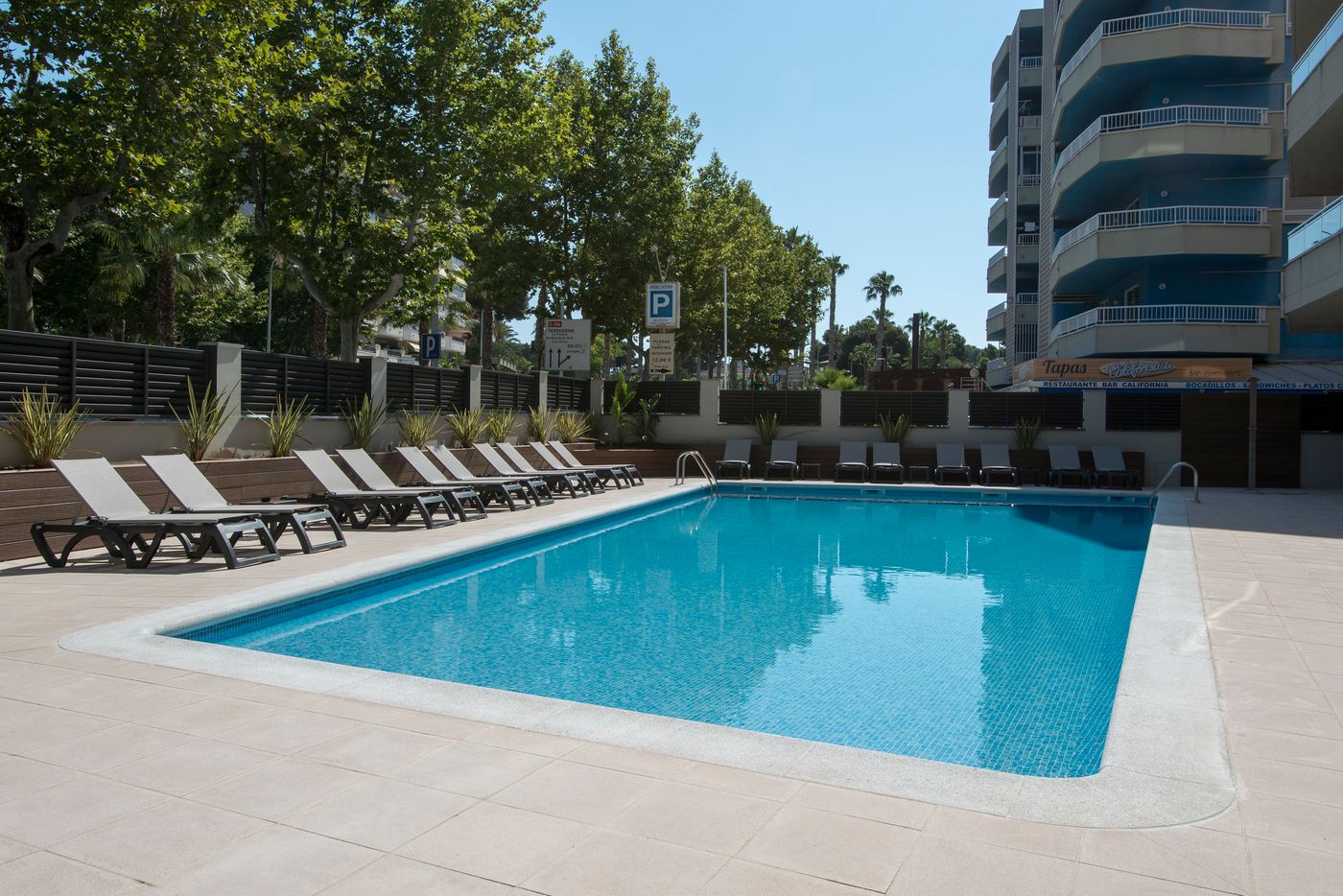 California-Apartments-III-Y-IV-Pool-3