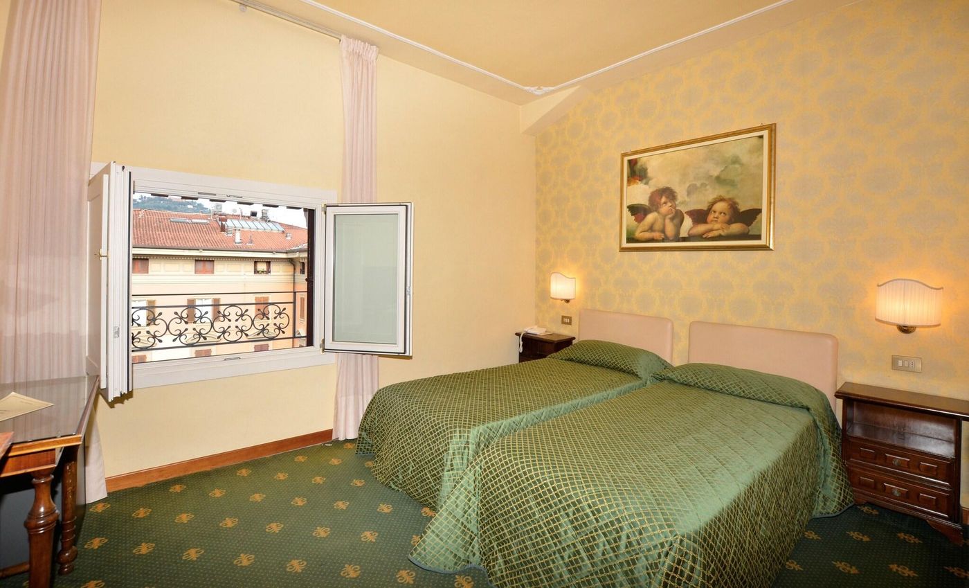 Grand-Hotel-Plaza-E-Locanda-Maggiore-Room-17