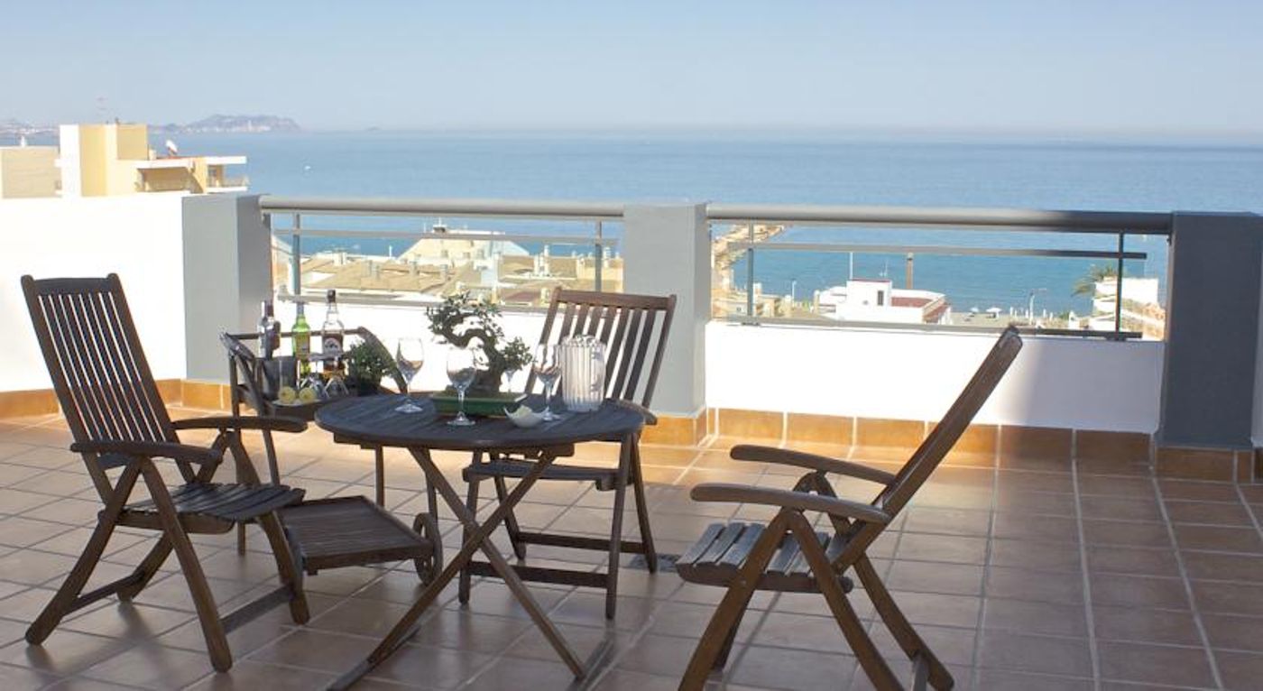 La Familia Gallo Rojo