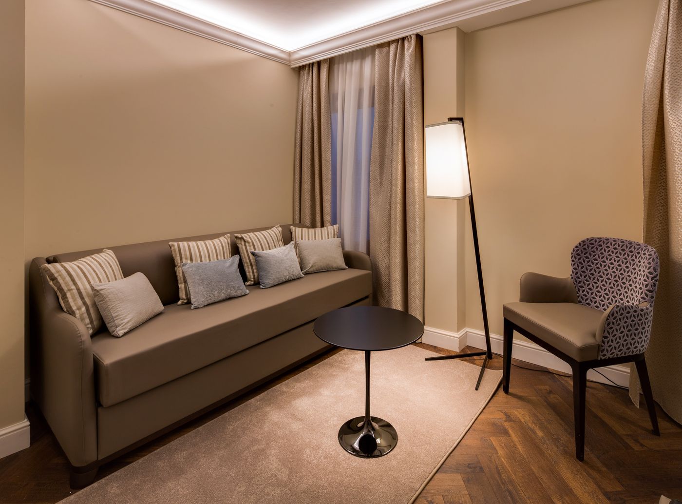 CHC-Continental--BW-Premier-Collection-Room-12