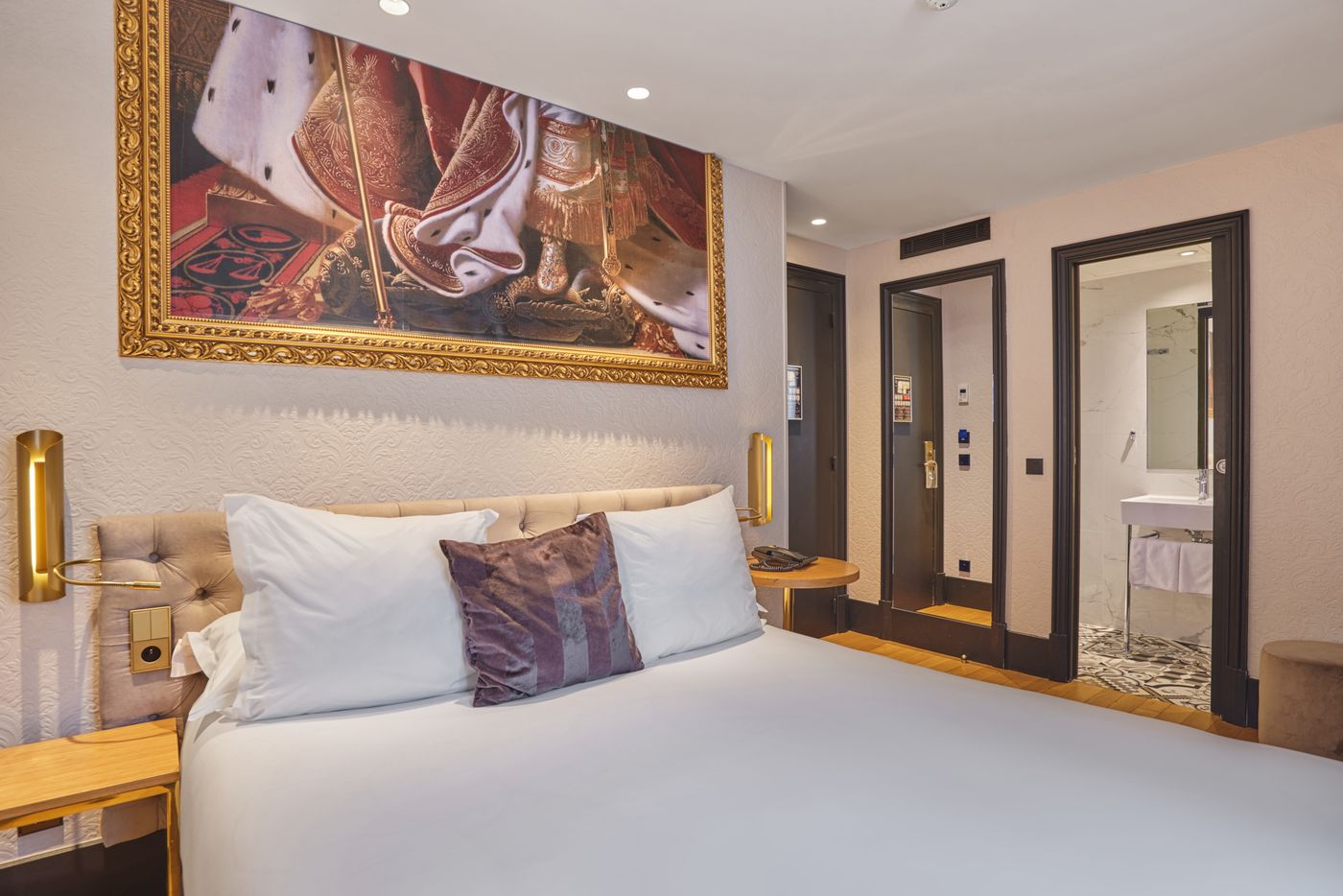 Hotel-Eiffel-Petit-Louvre-Room-15