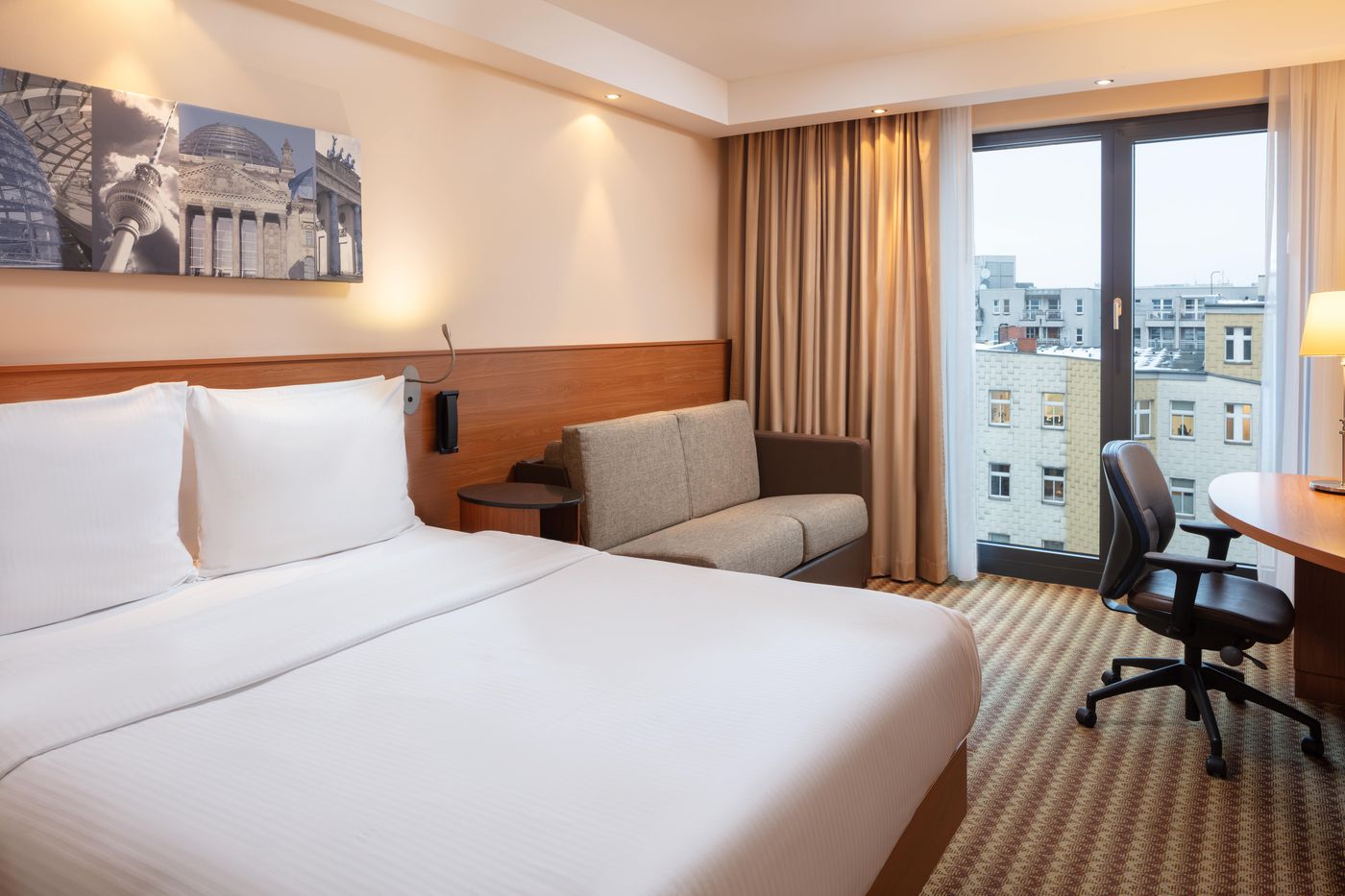 Hampton-By-Hilton-Berlin-City-West-Room-20