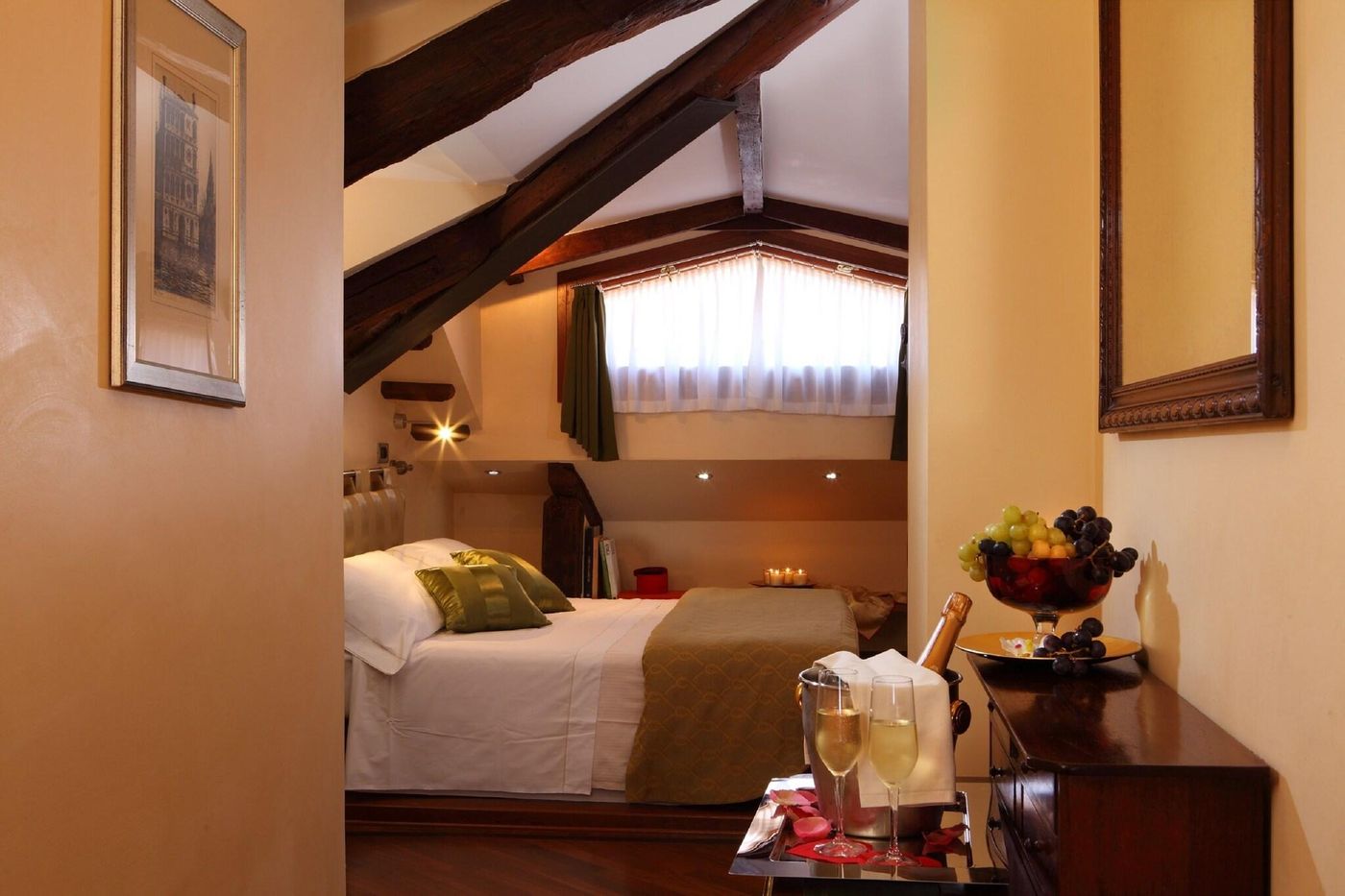 Pensione-Accademia---Villa-Maravege-Room-9