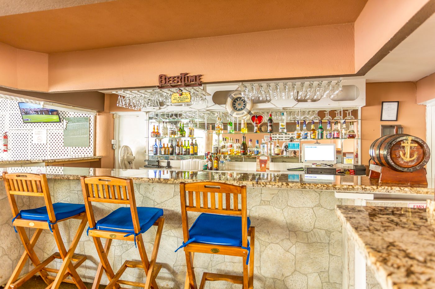 Pirate-s-Inn-Hotel-----Bar-18