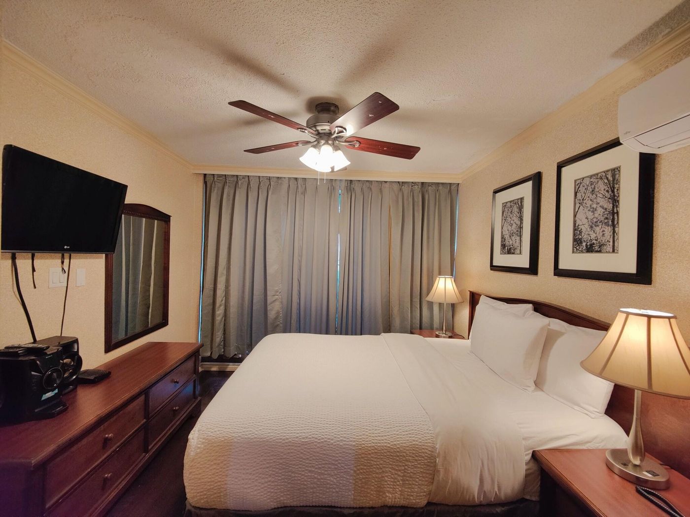 Divya-Sutra-Suites-on-Robson-Downtown-Room-15