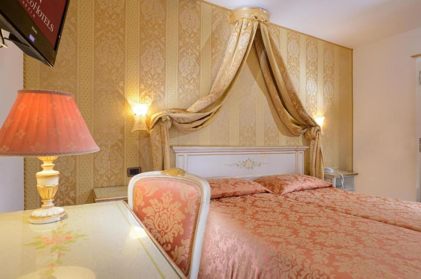 Ambassador-Tre-Rose-Room-13