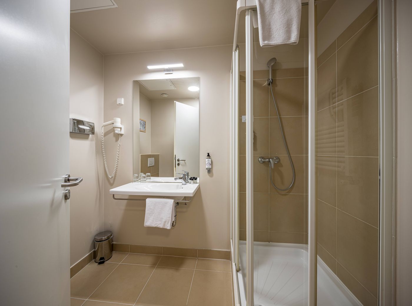 Queen-Elizabeth-Hotel-Room-15