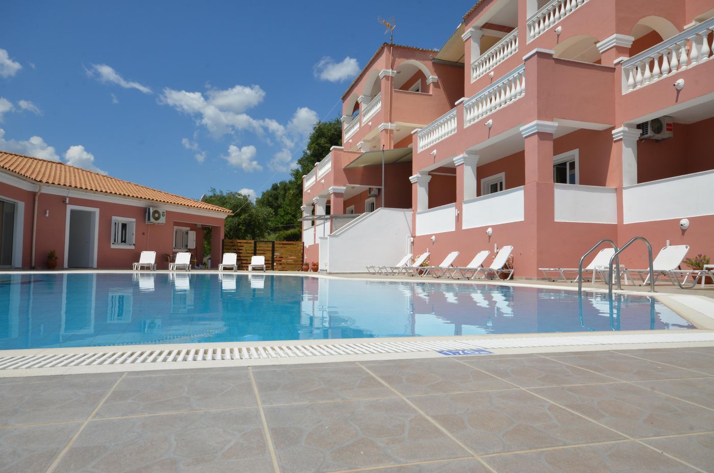 Paradiso-Aparthotel-Pool-7