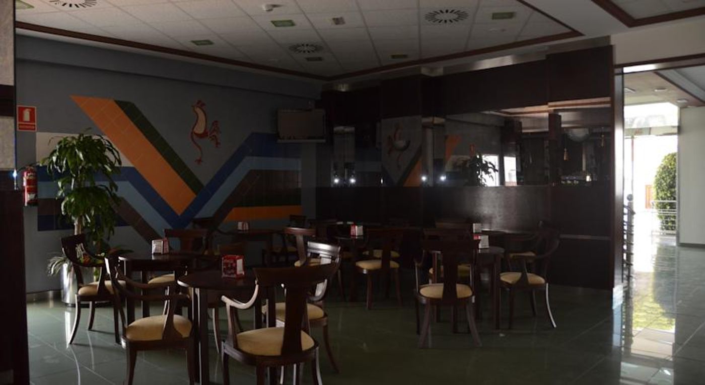 La-Familia-Gallo-Rojo-Bar-14