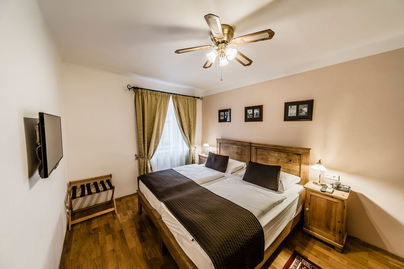 Archibald-at-the-Charles-Bridge-Room-20