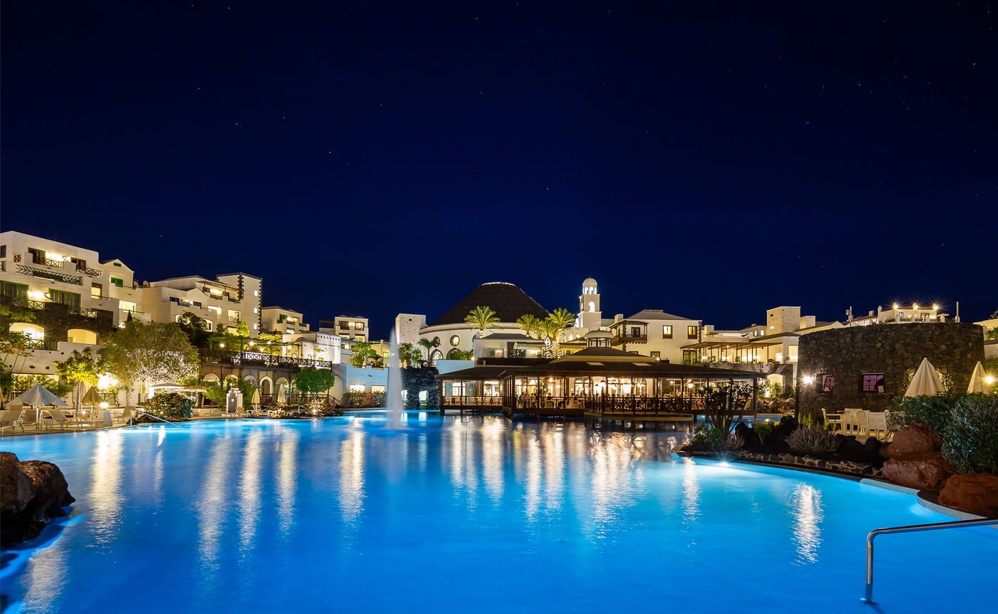 Hotel-LIVVO-Volc--n-Lanzarote-Pool-11