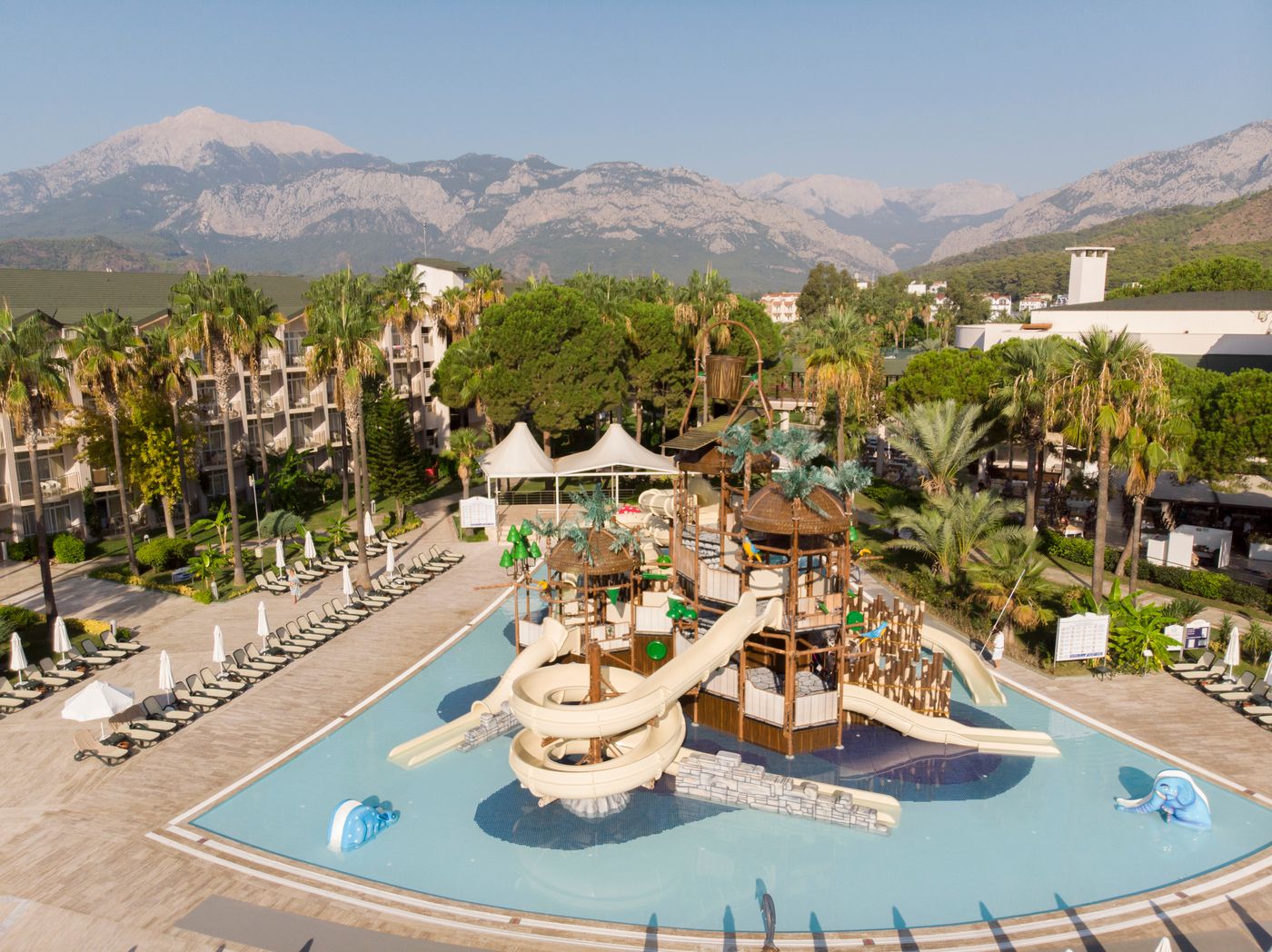 Alva-Donna-World-Palace-Hotel-Pool-5