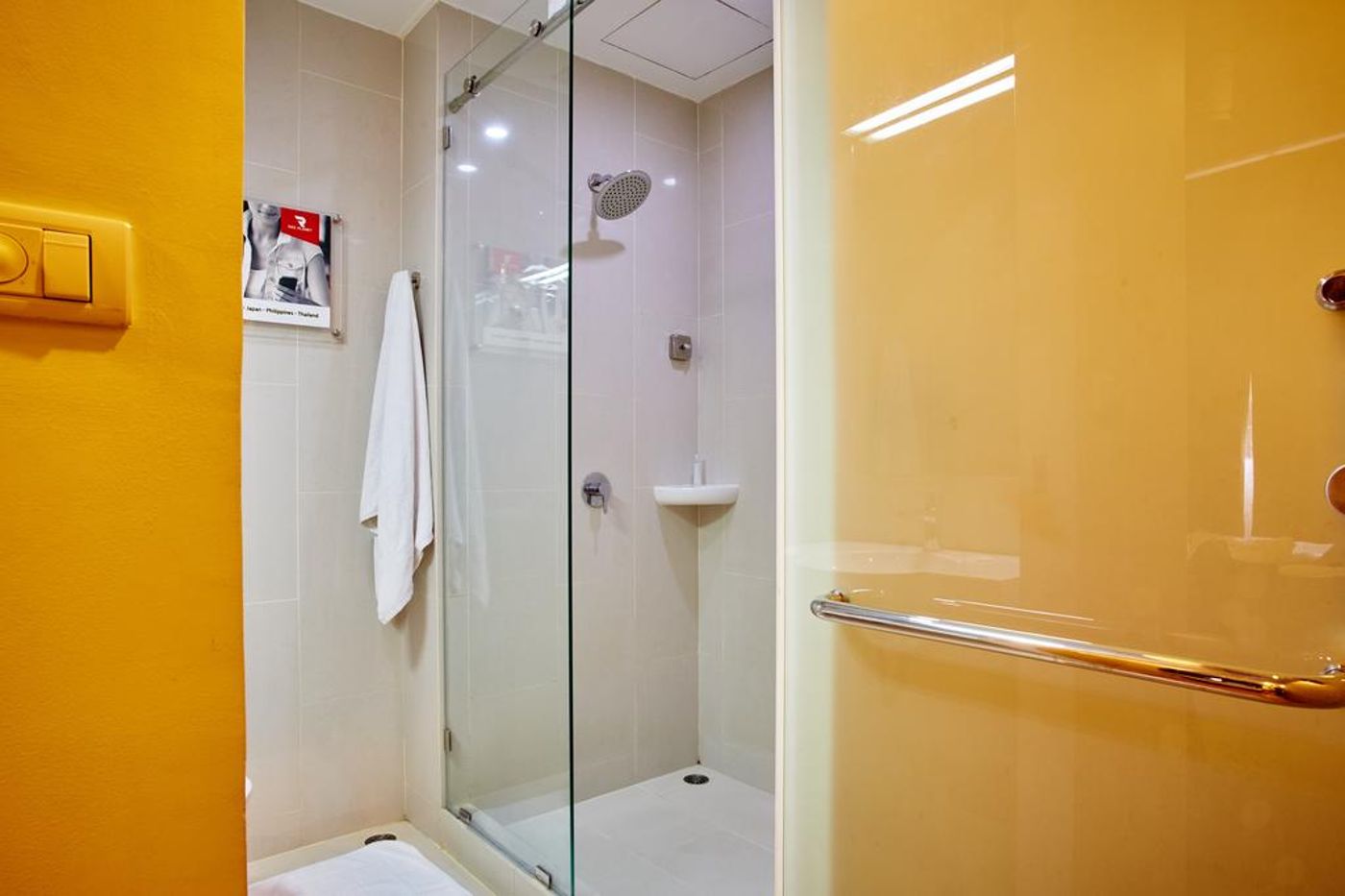 Red-Planet-Phuket-Patong-Room-10