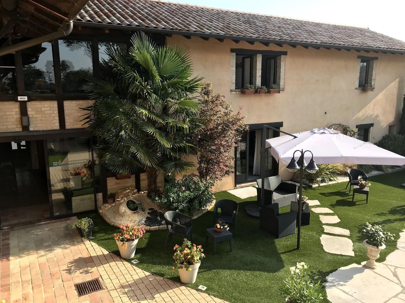 Hostellerie des Bichonnières - France - AMBERIEUX-EN-DOMBES - General view - 8