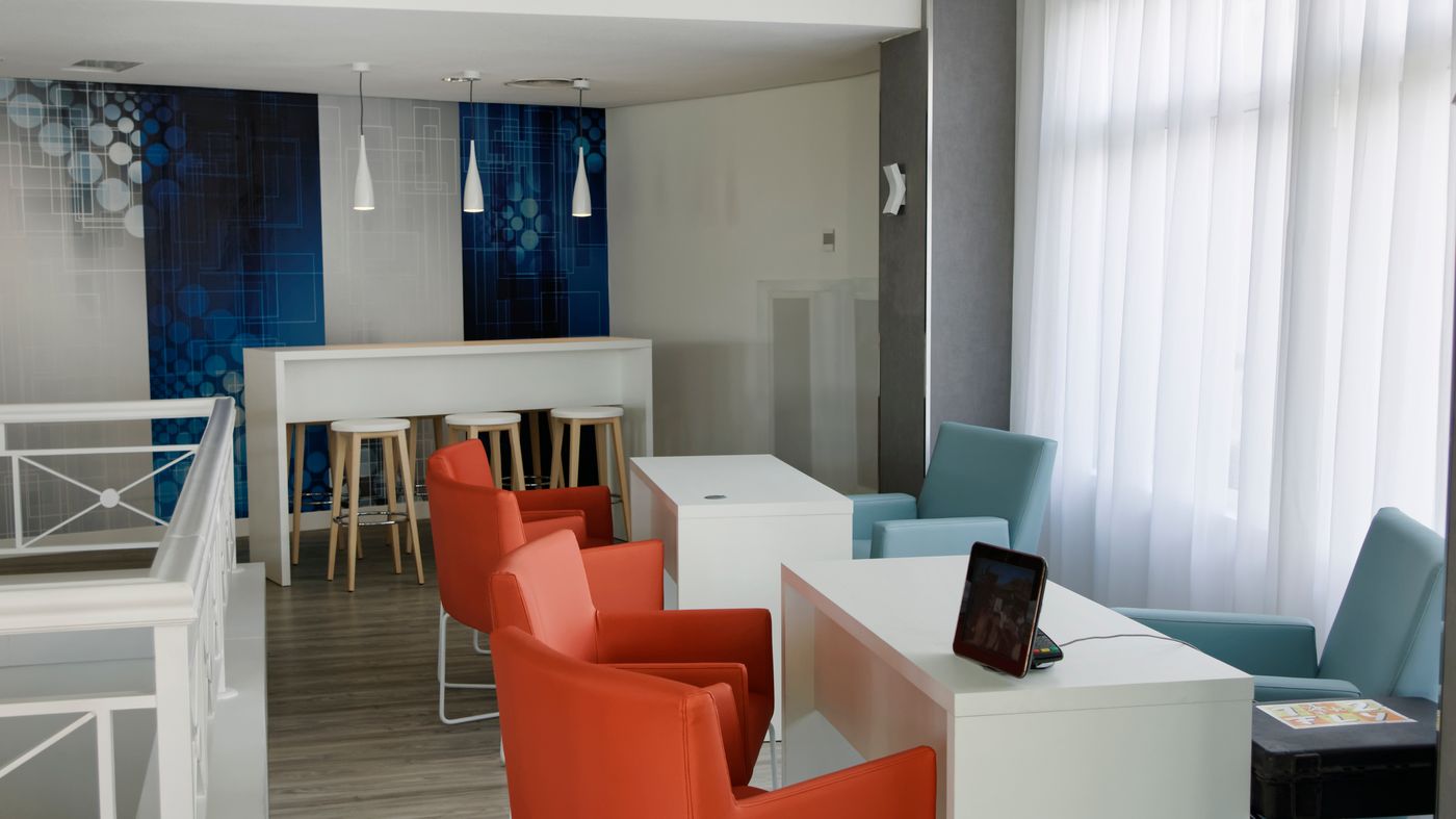 Servatur-Waikiki-Lobby-54