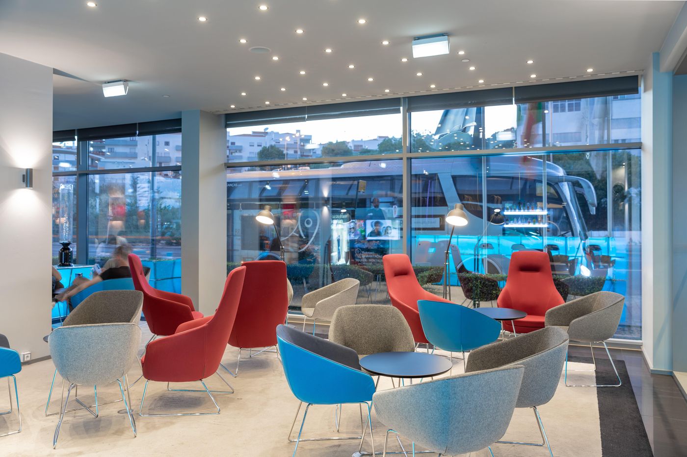 Holiday-Inn-Express-Lisbon-Alfragide-Lobby-13