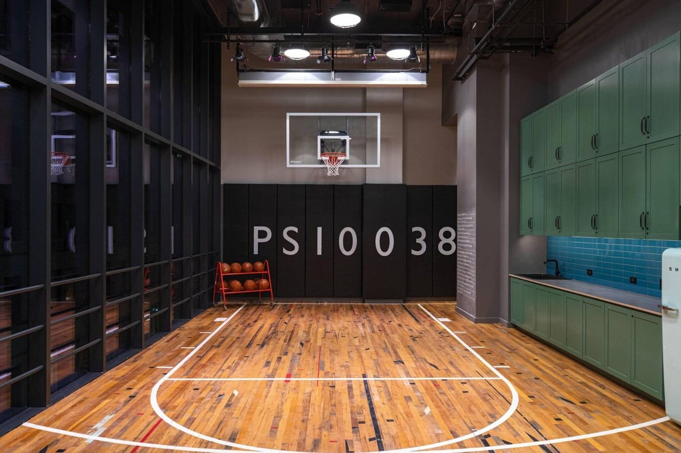 Moxy-NYC-Downtown-Sports-and-Entertainment-55