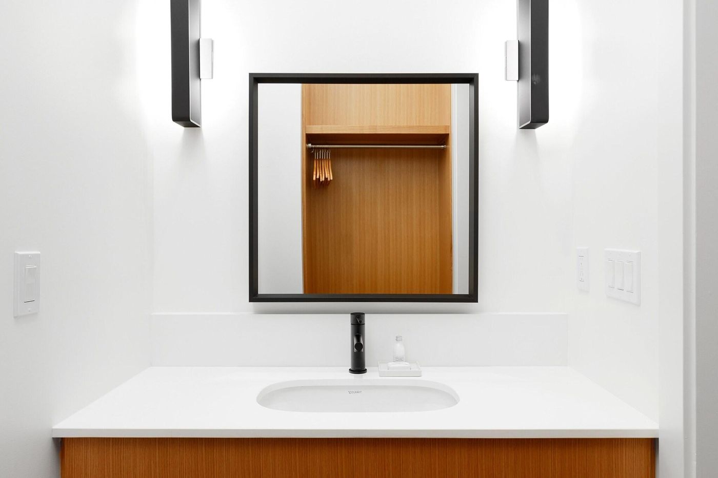 Victorian-Hotel-Vancouver-Room-63